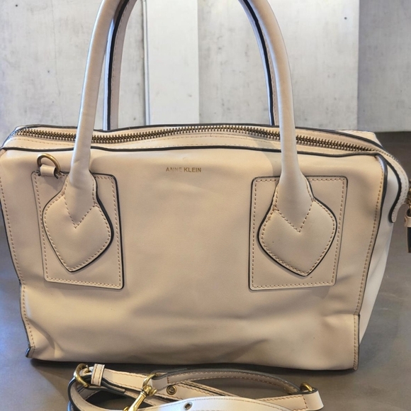 Anne Klein Cream Leather Satchel Bag Gold Logo Charm Top Handle Crossbody Strap - Picture 2 of 10